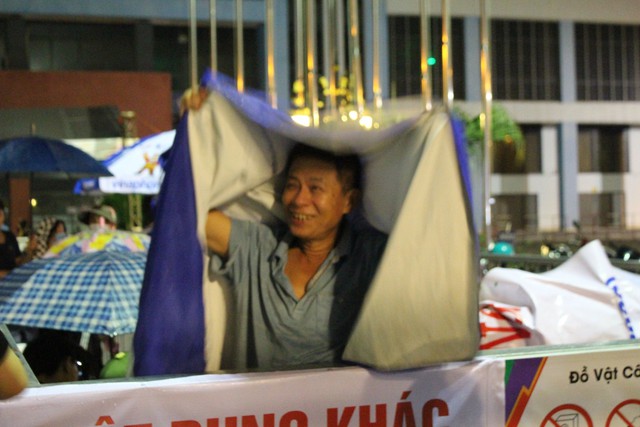 Quảng Ninh: Hình ảnh người hâm mộ đội mưa thức thâu đêm chờ nhận vé chung kết bóng đá nữ - Ảnh 9.