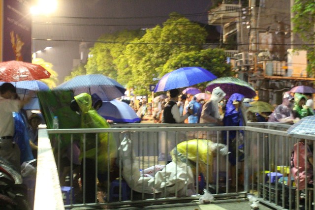 Quảng Ninh: Hình ảnh người hâm mộ đội mưa thức thâu đêm chờ nhận vé chung kết bóng đá nữ - Ảnh 10.