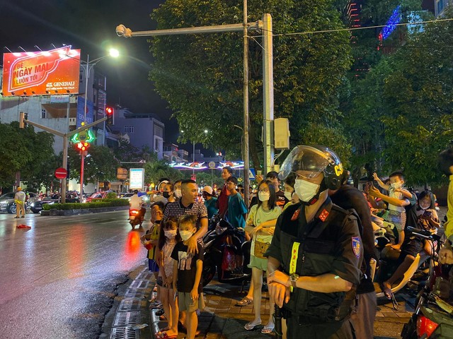 Thanh Hoá: Biển người đội mưa tràn xuống đường ăn mừng chiến thắng của U23 Việt Nam - Ảnh 6.