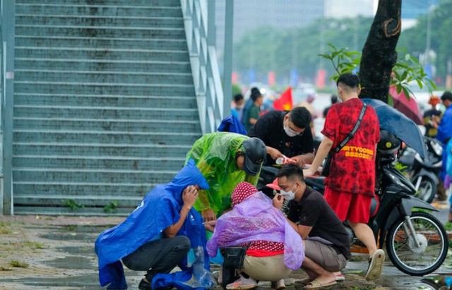 Trước trận chung kết Việt Nam - Thái Lan: Vé giảm giá sâu, mặt sân Mỹ Đình gặp nhiều vấn đề, cổ động viên đội mưa đến sớm - Ảnh 2.