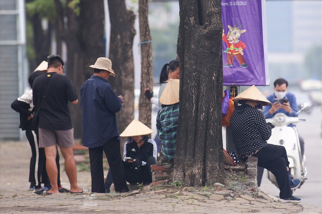 Trước trận chung kết Việt Nam - Thái Lan: Vé giảm giá sâu, mặt sân Mỹ Đình gặp nhiều vấn đề, cổ động viên đội mưa đến sớm - Ảnh 1.