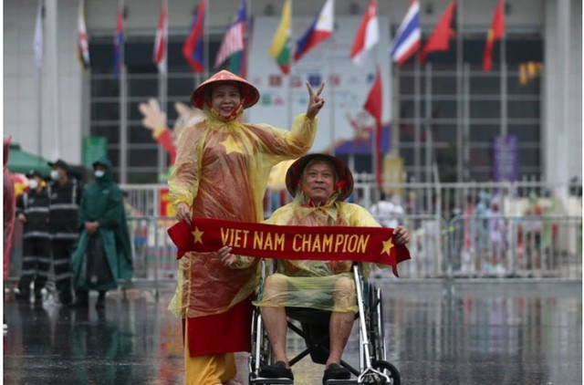Trước trận chung kết Việt Nam - Thái Lan: Vé giảm giá sâu, mặt sân Mỹ Đình gặp nhiều vấn đề, cổ động viên đội mưa đến sớm - Ảnh 8.