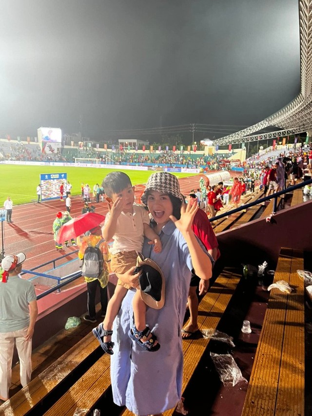 Đội tuyển bóng đá giành HCV Sea Games: Con Bùi Tiến Dũng khóc, con trai Hùng Dũng đội mưa ăn mừng - Ảnh 6.