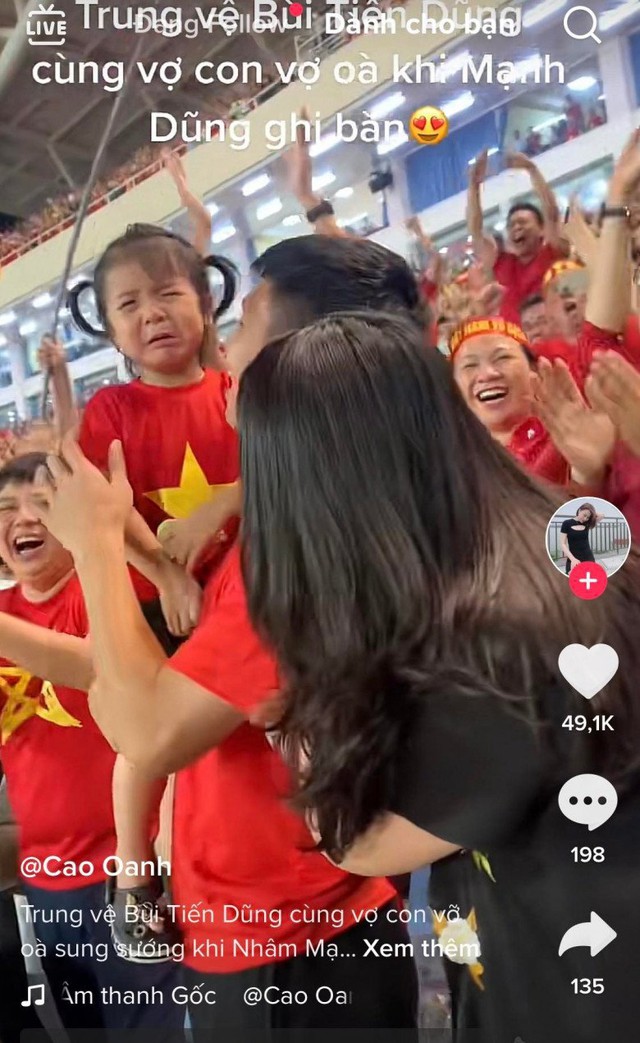 Đội tuyển bóng đá giành HCV Sea Games: Con Bùi Tiến Dũng khóc, con trai Hùng Dũng đội mưa ăn mừng - Ảnh 9.
