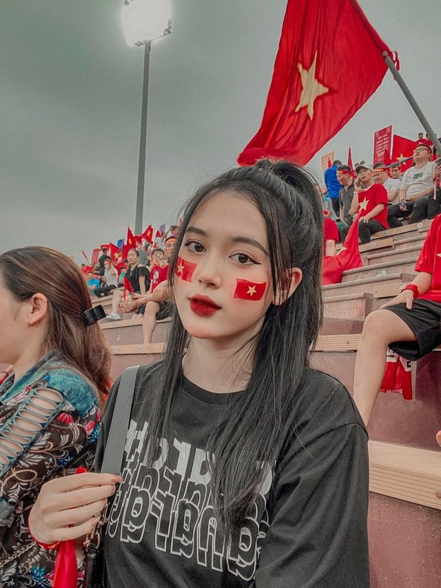 Em út U23 Việt Nam đạt HCV SEA Games: 20 tuổi vợ đẹp con ngoan, bận thi đấu ngày con chào đời - Ảnh 3.