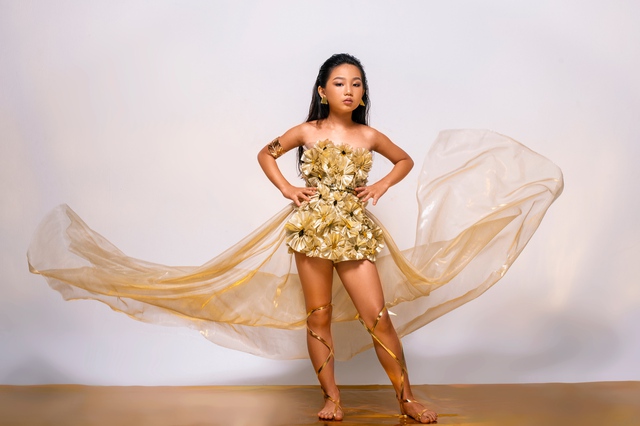 Vẻ cá tính của mẫu nhí 10 tuổi gây ấn tượng tại Vietnam International Fashion Week 2022 - Ảnh 1.
