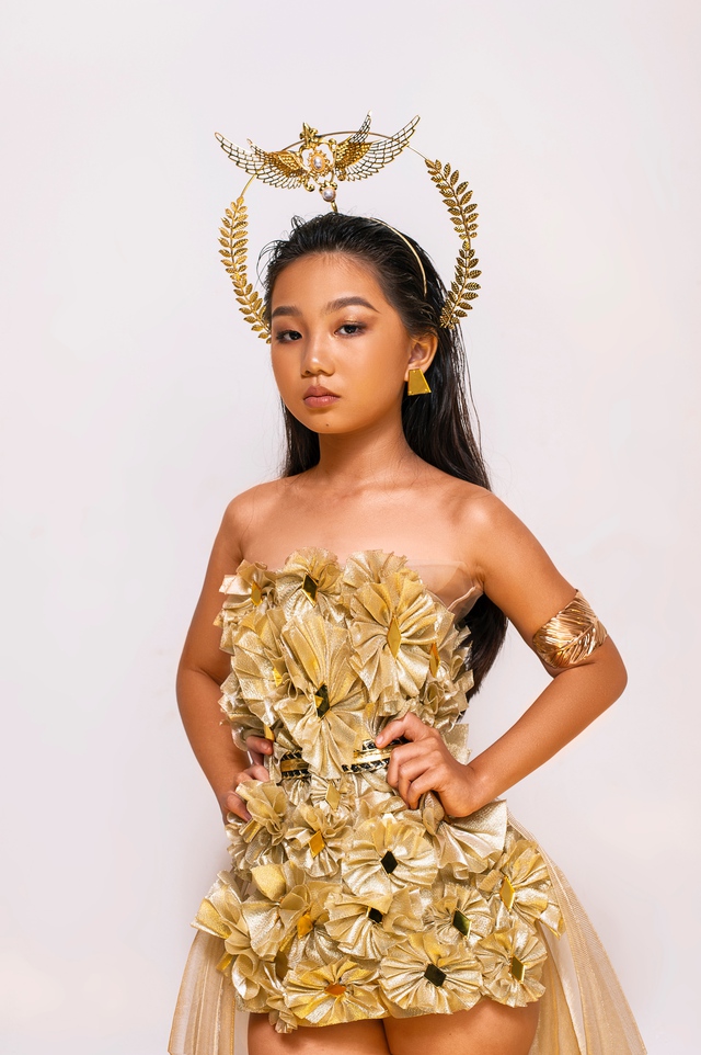 Vẻ cá tính của mẫu nhí 10 tuổi gây ấn tượng tại Vietnam International Fashion Week 2022 - Ảnh 3.