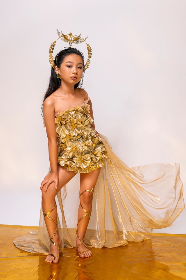 Vẻ cá tính của mẫu nhí 10 tuổi gây ấn tượng tại Vietnam International Fashion Week 2022 - Ảnh 4.