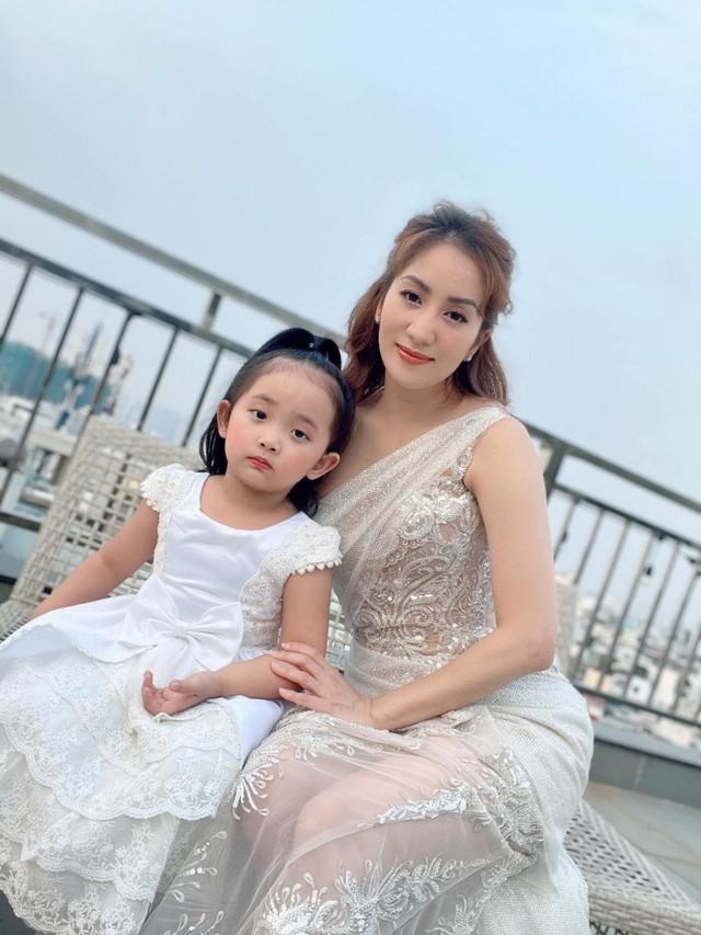 Búi tóc đôi với mẹ, con gái Khánh Thi giống hệt Phan Hiển, nghỉ làm mợ chảnh cười toe toét - Ảnh 6.