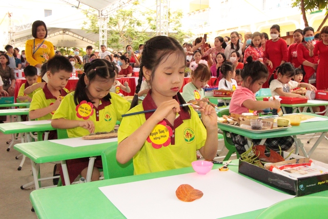 Chuyện chưa kể về hàng trăm bộ trang phục của trẻ mầm non Hải Dương được làm từ đồ tái chế - Ảnh 6.