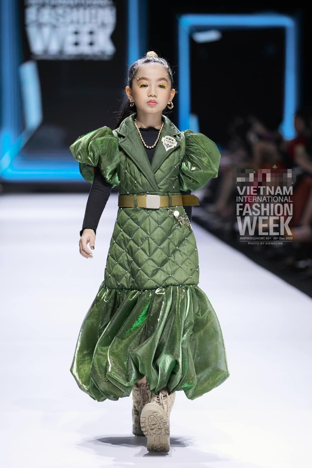 Vẻ cá tính của mẫu nhí 10 tuổi gây ấn tượng tại Vietnam International Fashion Week 2022 - Ảnh 6.