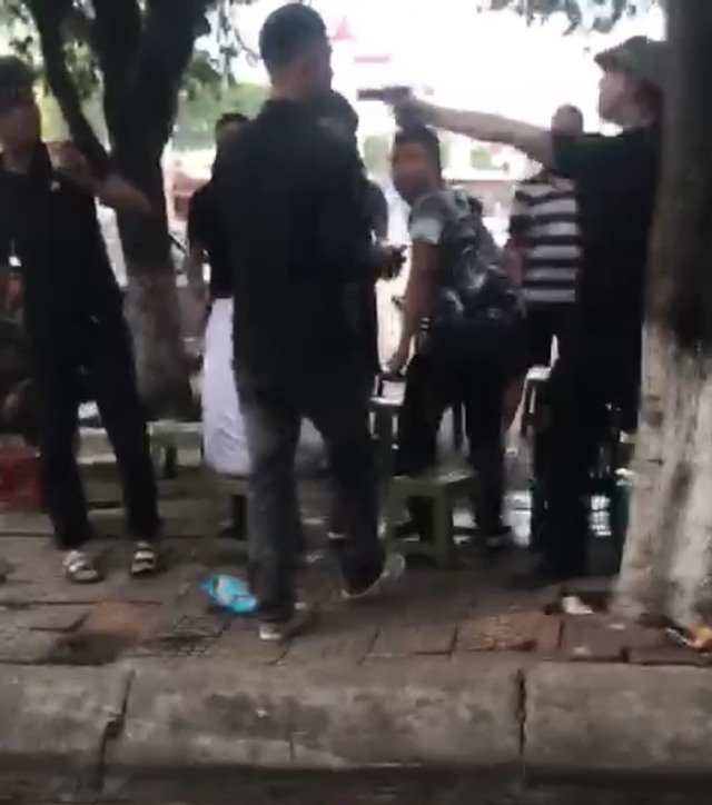 Quảng Ninh: Xác minh người đàn ông đã đe dọa bắn người trên phố sáng nay - Ảnh 1.