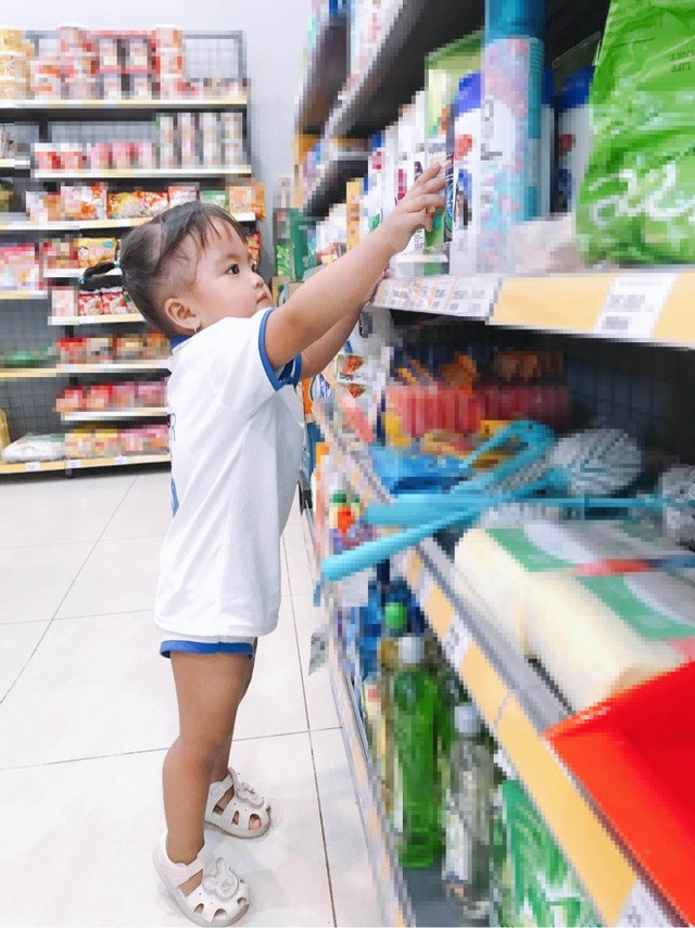 Con gái Mạc Văn Khoa lớn phổng, 1 tuổi rưỡi đi siêu thị đã biết săm soi, đọc bảng thành phần - Ảnh 2.