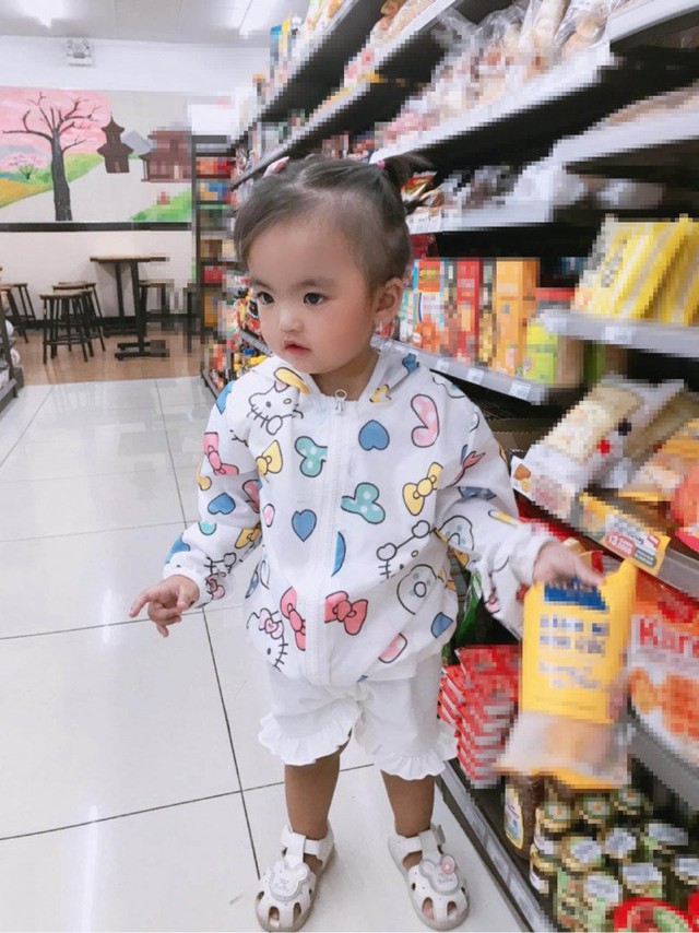 Con gái Mạc Văn Khoa lớn phổng, 1 tuổi rưỡi đi siêu thị đã biết săm soi, đọc bảng thành phần - Ảnh 1.