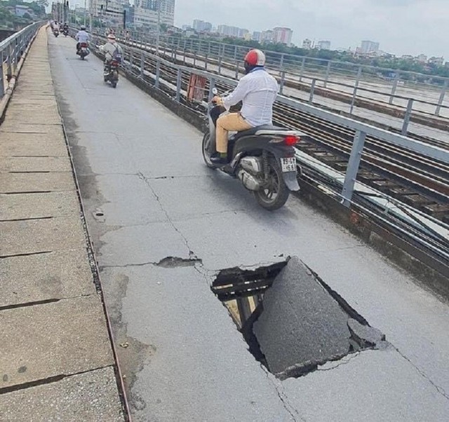 Người dân rùng mình khi đang đi thì thấy cầu Long Biên thủng lỗ lớn ngay giữa lòng cầu - Ảnh 1. Người dân rùng mình khi đang đi thì thấy cầu Long Biên thủng lỗ lớn ngay giữa lòng cầu - Ảnh 1.