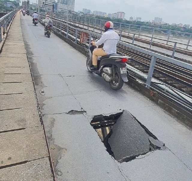 Người dân rùng mình khi đang đi thì thấy cầu Long Biên thủng lỗ lớn ngay giữa lòng cầu - Ảnh 1.