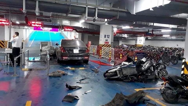 Hiện trường &quot;tan nát&quot; sau vụ Mercedes Maybach tông loạt xe máy ở hầm chung cư, sốc nhất là danh tính tài xế - Ảnh 4.