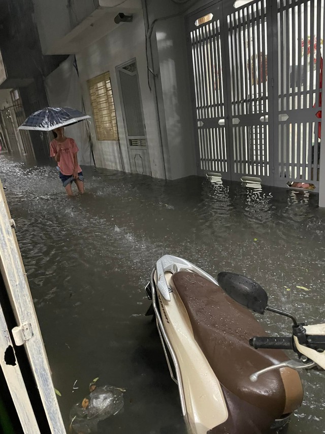 Mưa to đầu giờ chiều, những con phố nào ở Hà Nội đang chìm trong &quot;biển nước&quot;? - Ảnh 1.