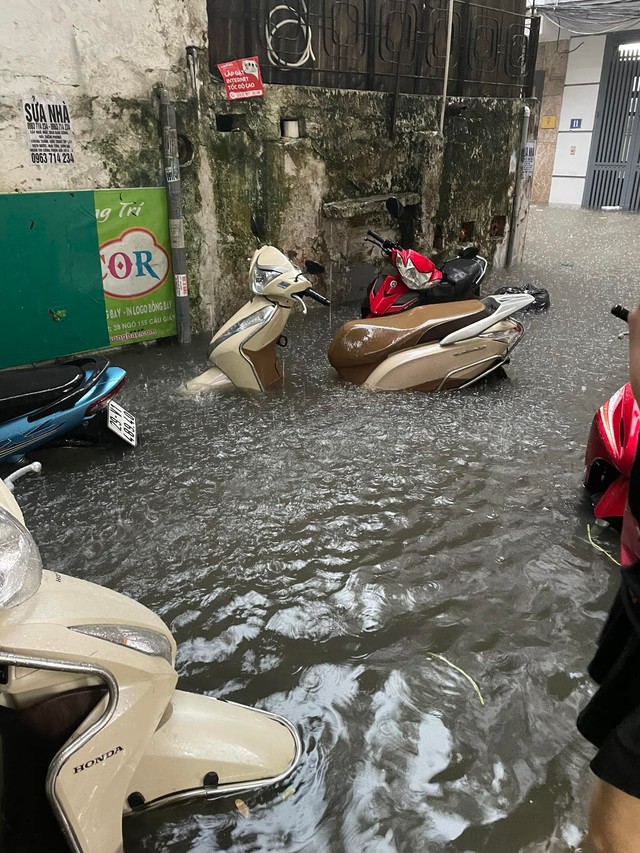 Mưa to đầu giờ chiều, những con phố nào ở Hà Nội đang chìm trong &quot;biển nước&quot;? - Ảnh 2.