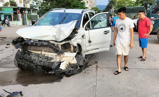 Đâm hàng loạt xe bị hư hỏng nặng, tài xế ô tô rời khỏi hiện trường - Ảnh 2.