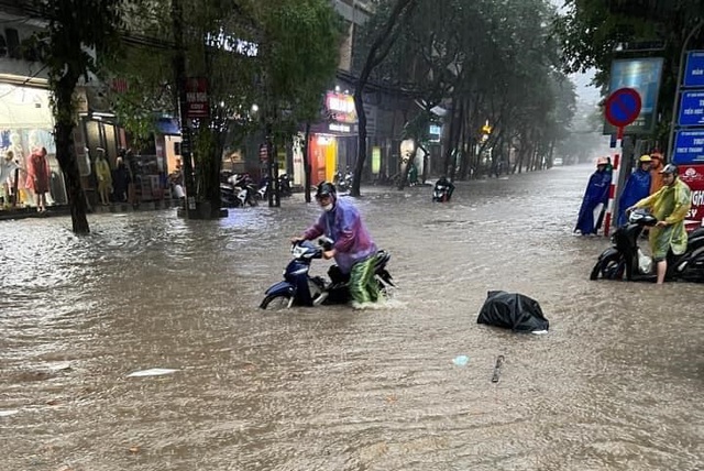 Làm ngay những việc này sau khi lội nước mưa ngập về để tránh mắc các bệnh về da - Ảnh 1.