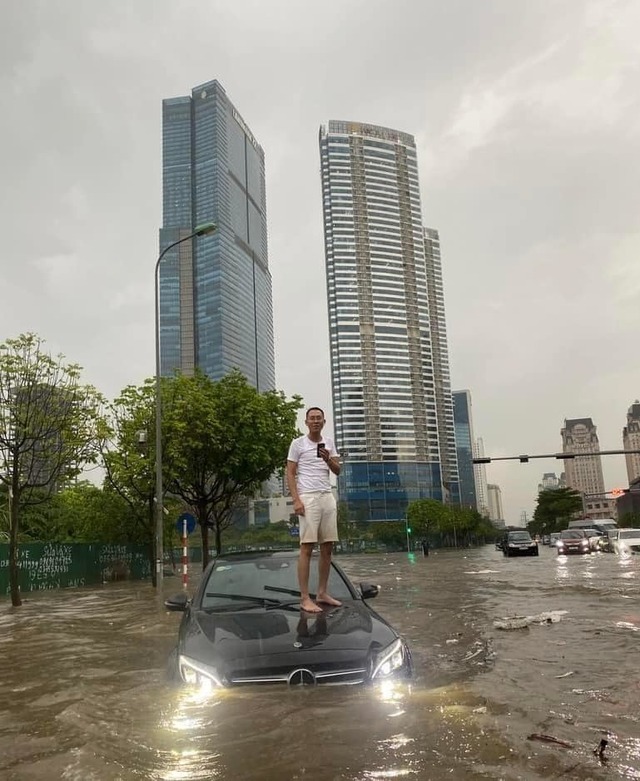 Chân dung người đàn ông bỗng dưng nổi tiếng bất đắc dĩ vì hình ảnh ngồi trên nóc xe giữa mưa ngập ở Hà Nội - Ảnh 3.