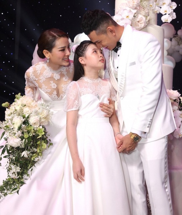 Sau đám cưới 88 cây vàng, Phương Trinh Jolie tần tảo bán online, xúc động con gái riêng đứng sau máy quay - Ảnh 1.