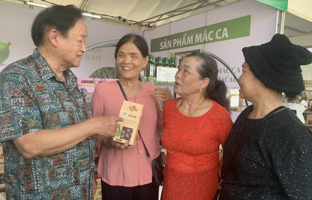 'Nữ hoàng quả khô' mắc ca 'hút khách' ở festival trái cây lớn nhất vùng Tây Bắc - Ảnh 3.