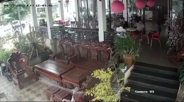 Gia Lai: Điều tra, xác minh vụ người phụ nữ bị khách hành hung trong quán cafe - Ảnh 2.