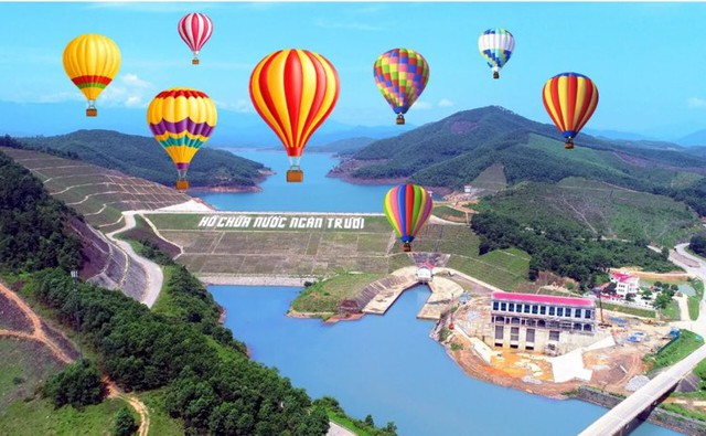 Huyện miền núi Hà Tĩnh tổ chức lễ hội khinh khí cầu chào mừng SEA Games 31 - Ảnh 1.