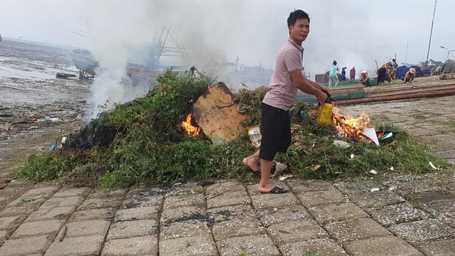 Thanh Hoá: Xã Ngư Lộc ra quân dọn rác dọc bờ biển sau phản ánh - Ảnh 6.