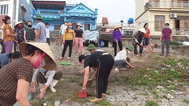 Thanh Hoá: Xã Ngư Lộc ra quân dọn rác dọc bờ biển sau phản ánh - Ảnh 3.