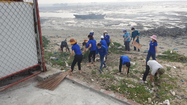 Thanh Hoá: Xã Ngư Lộc ra quân dọn rác dọc bờ biển sau phản ánh - Ảnh 2.