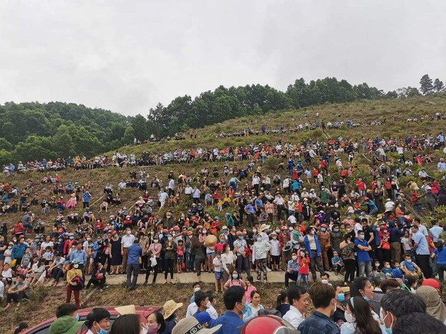 Hàng ngàn người dân Hà Tĩnh thích thú xem trình diễn bay khinh khí cầu - Ảnh 7.