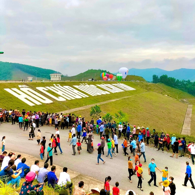 Hàng ngàn người dân Hà Tĩnh thích thú xem trình diễn bay khinh khí cầu - Ảnh 6.