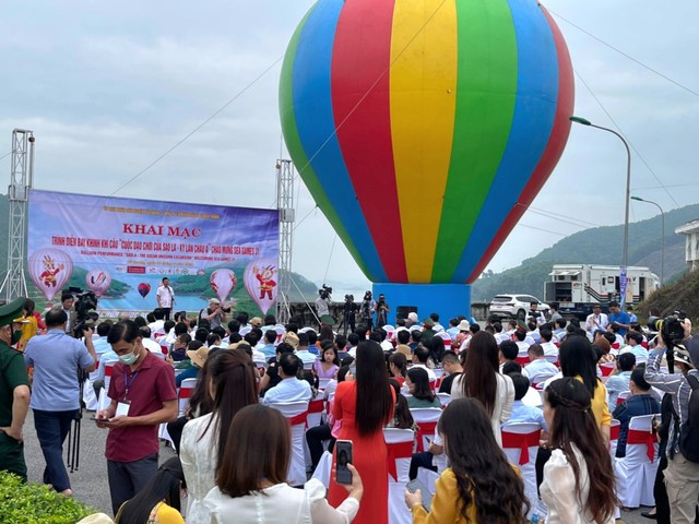 Hàng ngàn người dân Hà Tĩnh thích thú xem trình diễn bay khinh khí cầu - Ảnh 2.