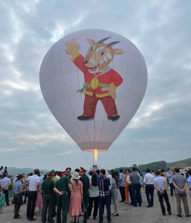 Hàng ngàn người dân Hà Tĩnh thích thú xem trình diễn bay khinh khí cầu - Ảnh 3.