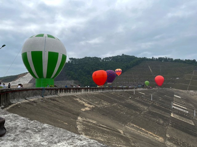 Hàng ngàn người dân Hà Tĩnh thích thú xem trình diễn bay khinh khí cầu - Ảnh 4.
