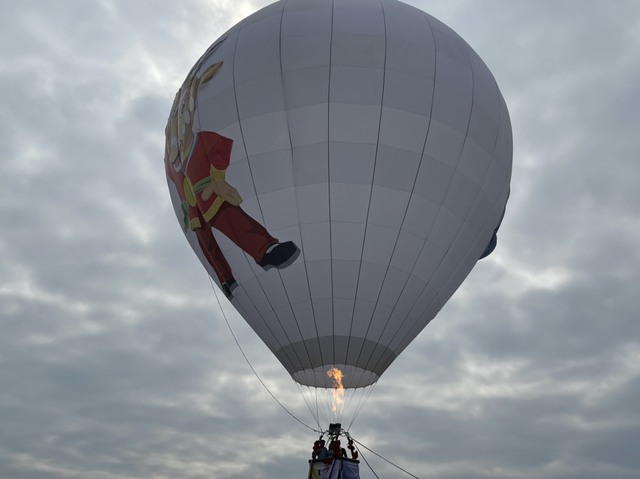 Hàng ngàn người dân Hà Tĩnh thích thú xem trình diễn bay khinh khí cầu - Ảnh 10.