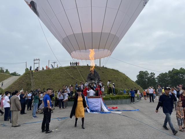 Hàng ngàn người dân Hà Tĩnh thích thú xem trình diễn bay khinh khí cầu - Ảnh 5.