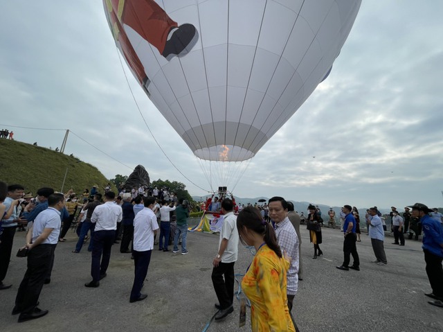 Hàng ngàn người dân Hà Tĩnh thích thú xem trình diễn bay khinh khí cầu - Ảnh 8.