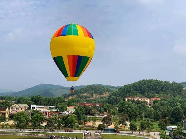 Hàng ngàn người dân Hà Tĩnh thích thú xem trình diễn bay khinh khí cầu - Ảnh 11.