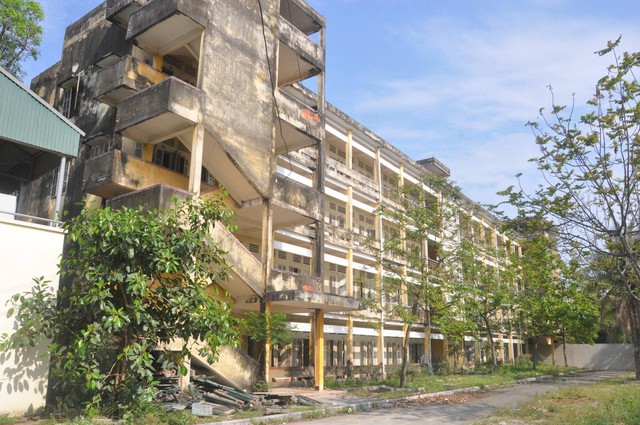 Thanh Hoá: Nhiều dãy nhà tại Trường THPT chuyên Lam Sơn bỏ hoang - Ảnh 3.