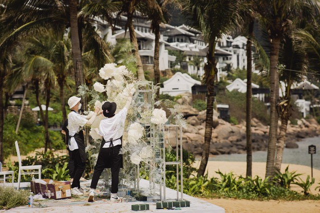 Hé lộ những hình ảnh đầu tiên về lễ cưới bên bờ biển của Ngô Thanh Vân - Huy Trần - Ảnh 6.