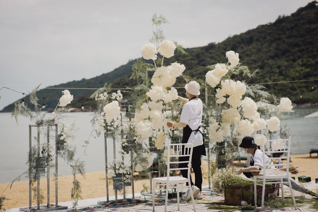 Hé lộ những hình ảnh đầu tiên về lễ cưới bên bờ biển của Ngô Thanh Vân - Huy Trần - Ảnh 5.