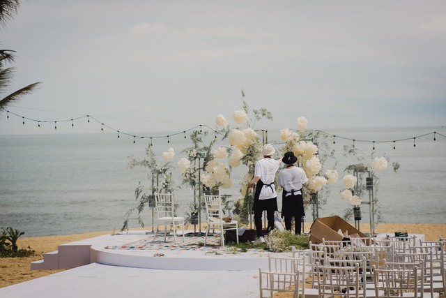 Hé lộ những hình ảnh đầu tiên về lễ cưới bên bờ biển của Ngô Thanh Vân - Huy Trần - Ảnh 7.