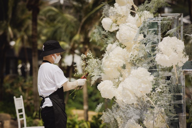 Hé lộ những hình ảnh đầu tiên về lễ cưới bên bờ biển của Ngô Thanh Vân - Huy Trần - Ảnh 4.
