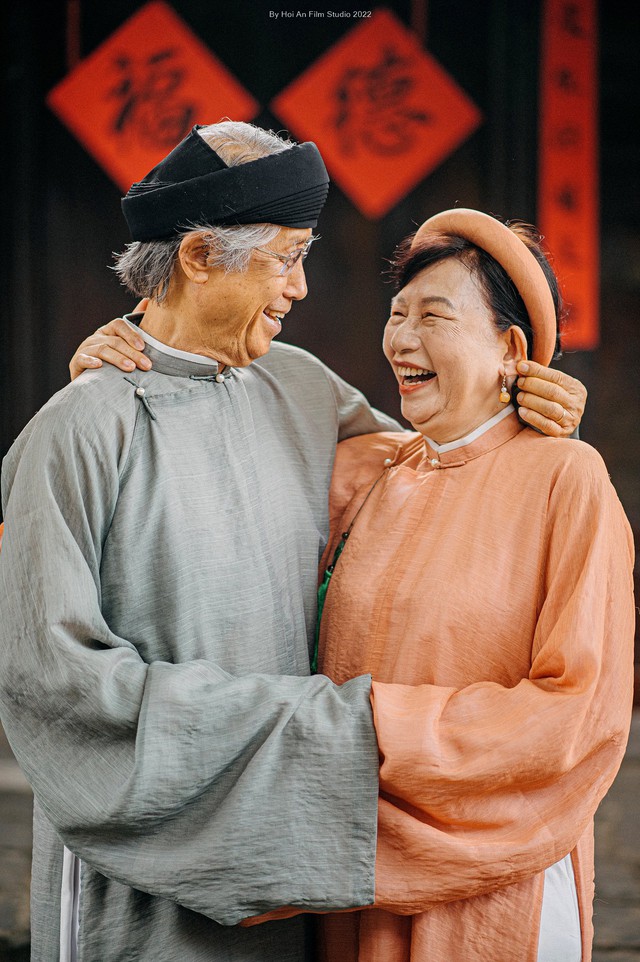 Đôi vợ chồng già gây sốt với khoảnh khắc 'tình bể bình' ở Hội An - Ảnh 6.