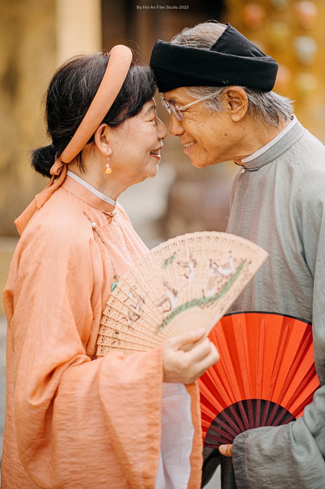 Đôi vợ chồng già gây sốt với khoảnh khắc 'tình bể bình' ở Hội An - Ảnh 7.