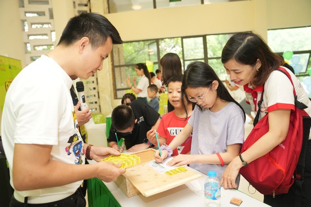 Rộn ràng Ngày hội Cha-Ching trang bị kỹ năng quản lý tiền cho trẻ em Việt Nam - Ảnh 1.